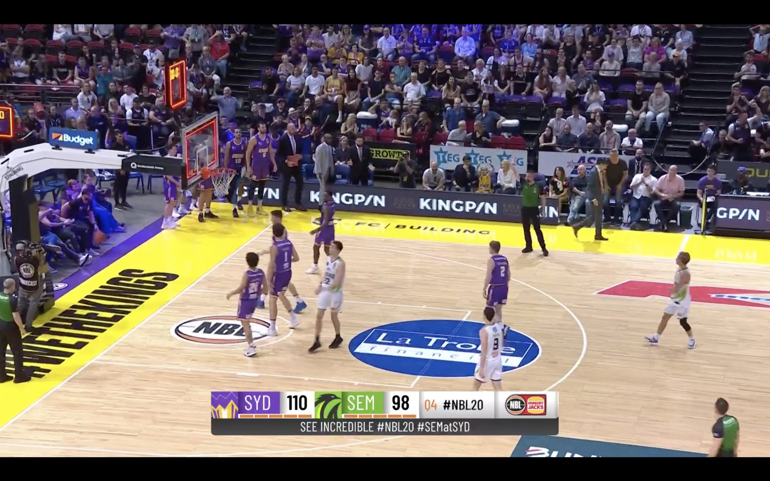 LẮP ĐẶT GIẢI THỂ THAO CHO SPORTS BAR 5 Giai bong ro NBL